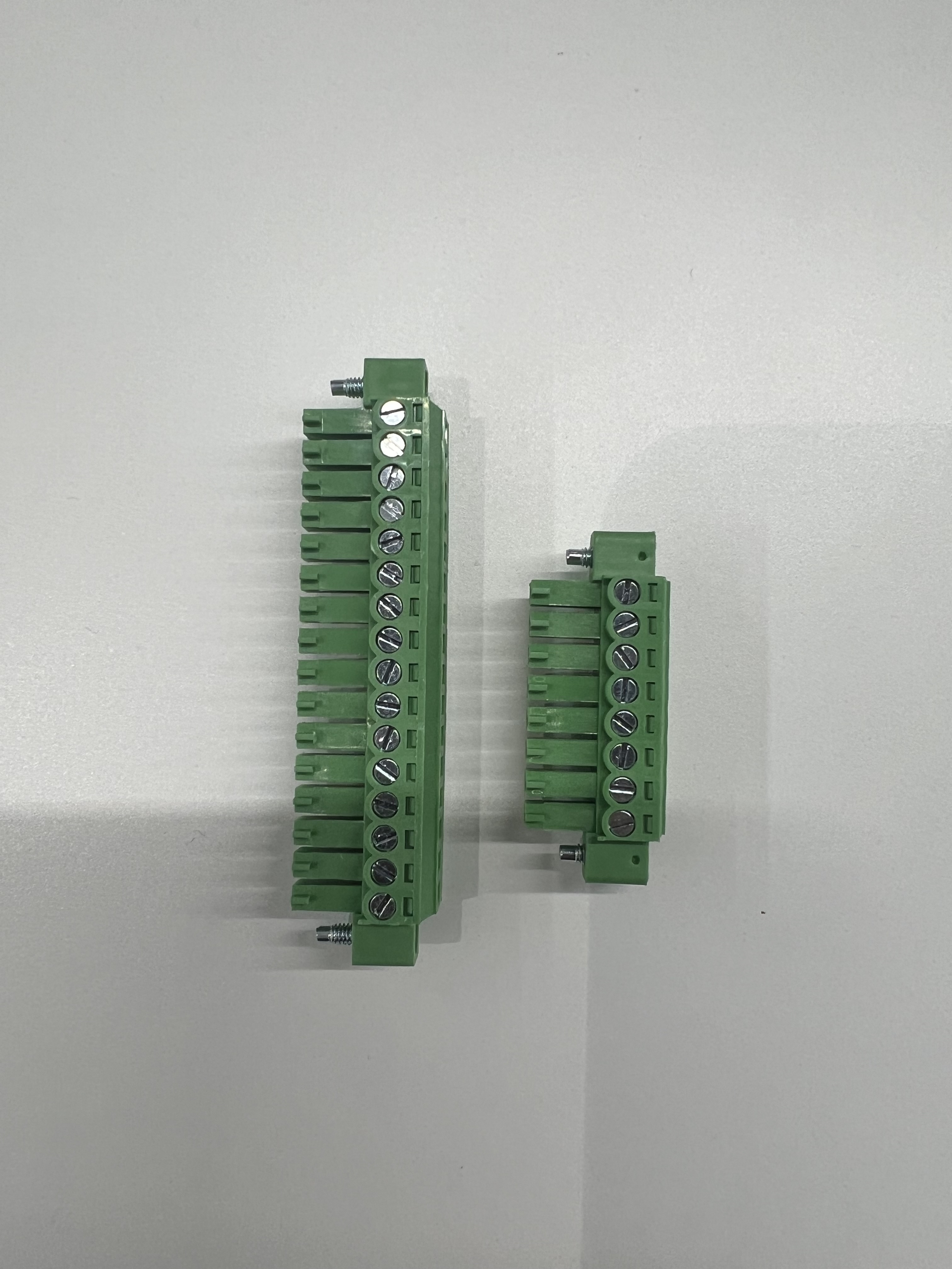 Industrial-grade terminal blocks (standard accessories)